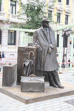 Statue dedicated to the traveller in Oviedo, S...