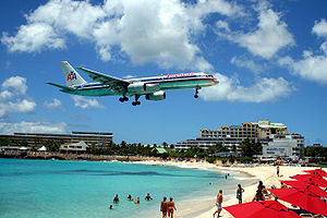 American Airlines Boeing 757 on final approach...