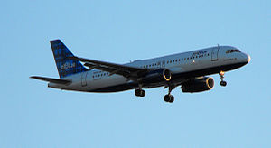 JetBlue Airbus 320 coming in to land at Oaklan...