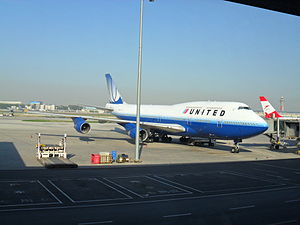 English: United Airlines Boeing B747-400 at Be...